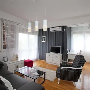 Macho Apartment Split